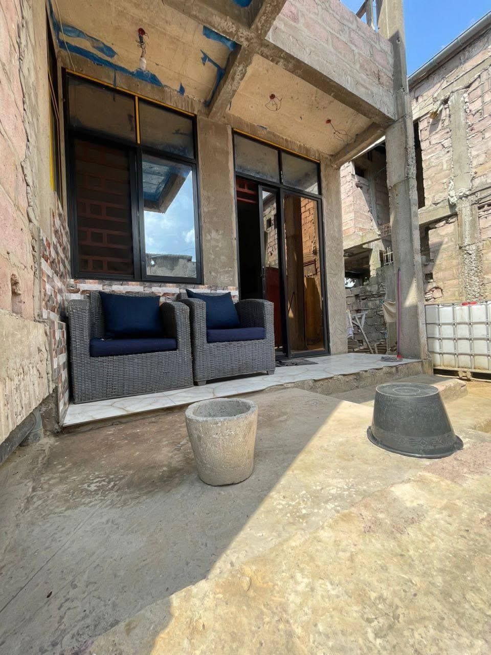 Parcelle avec maison R+1 à Ngaliema, Mbinza