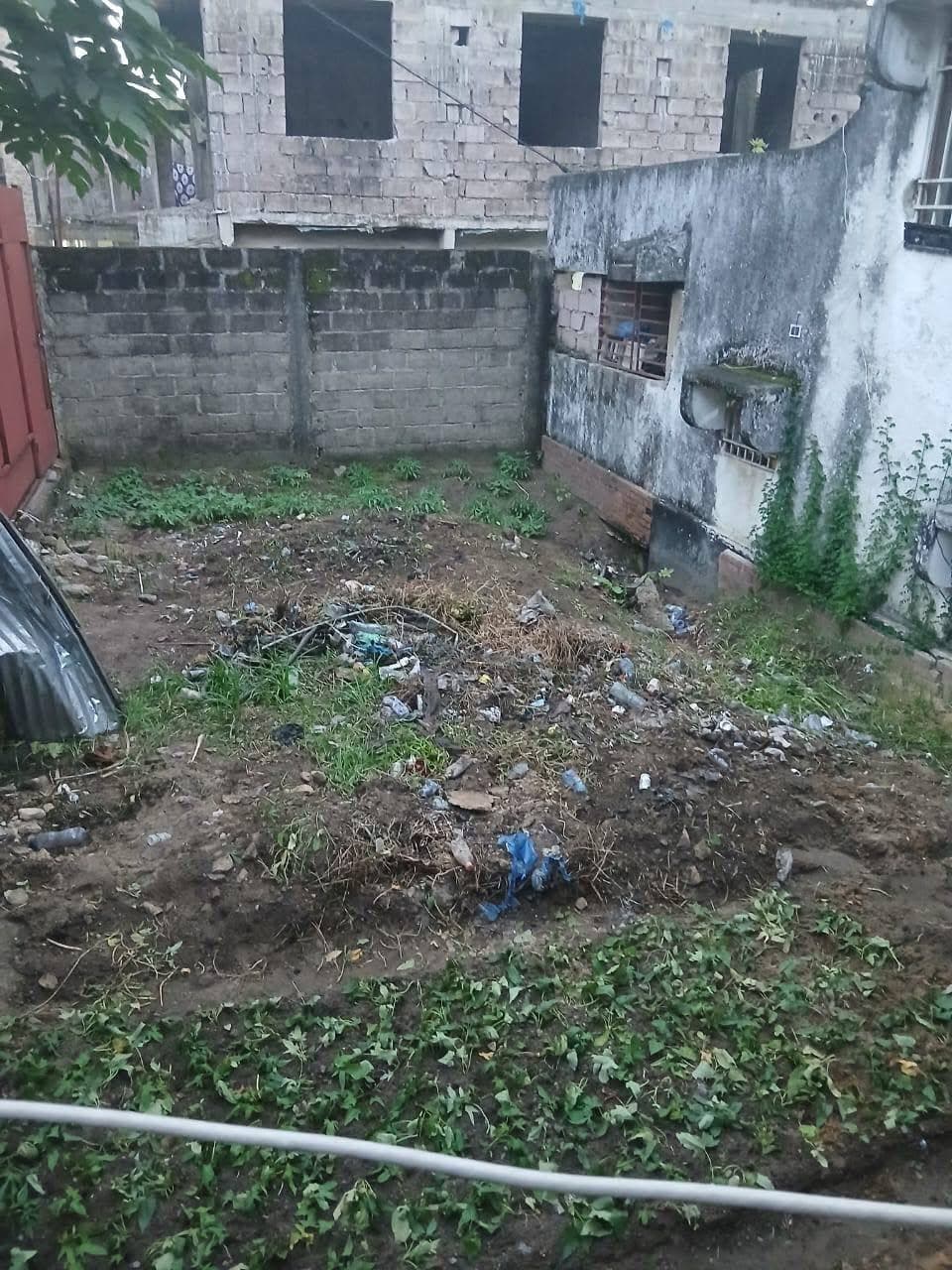 Terrain vide clôturé avec portail à Ngaliema