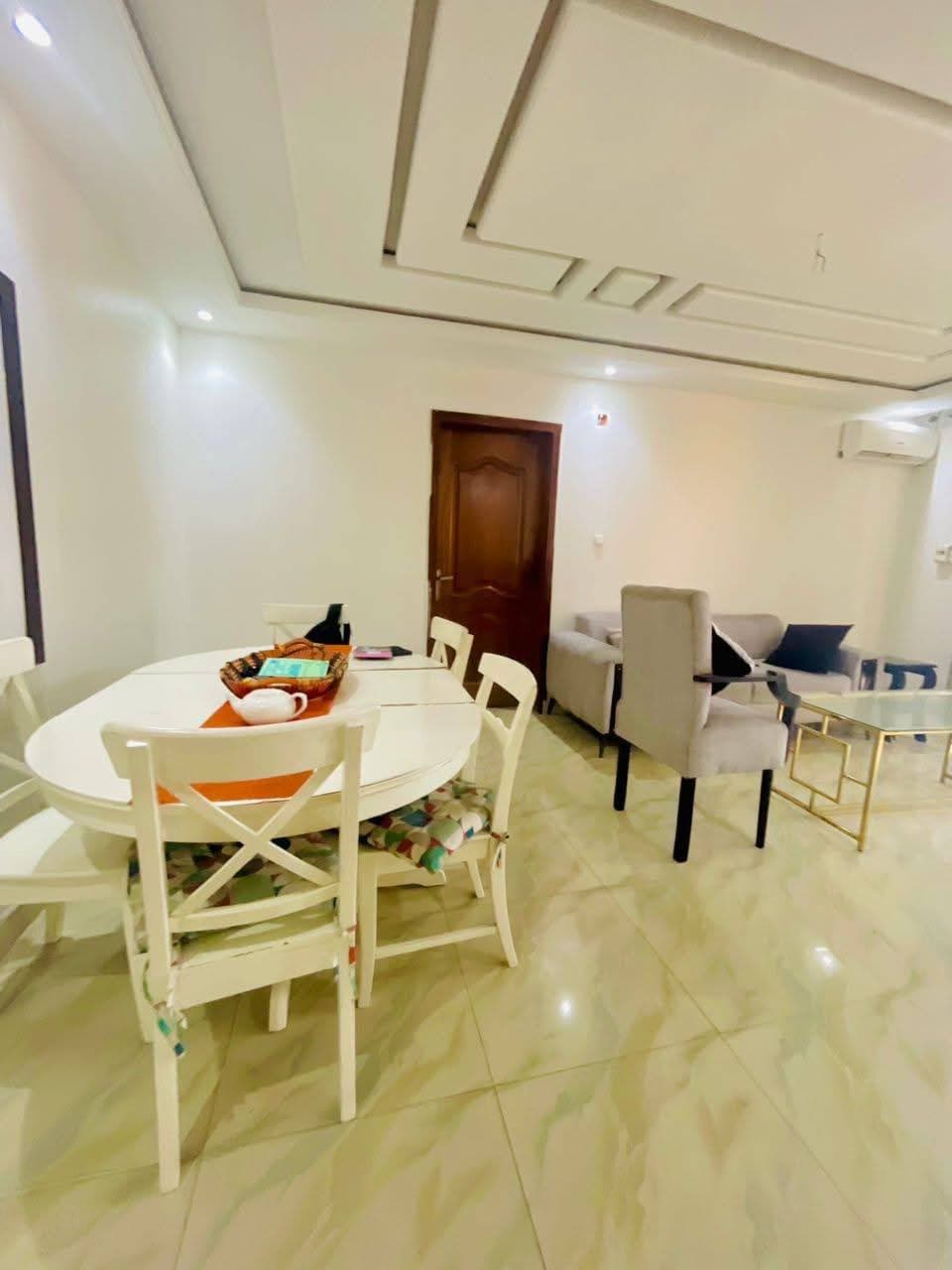 Appartement neuf 2 chambres climatisé avec parking à Ngaliema - Image 3