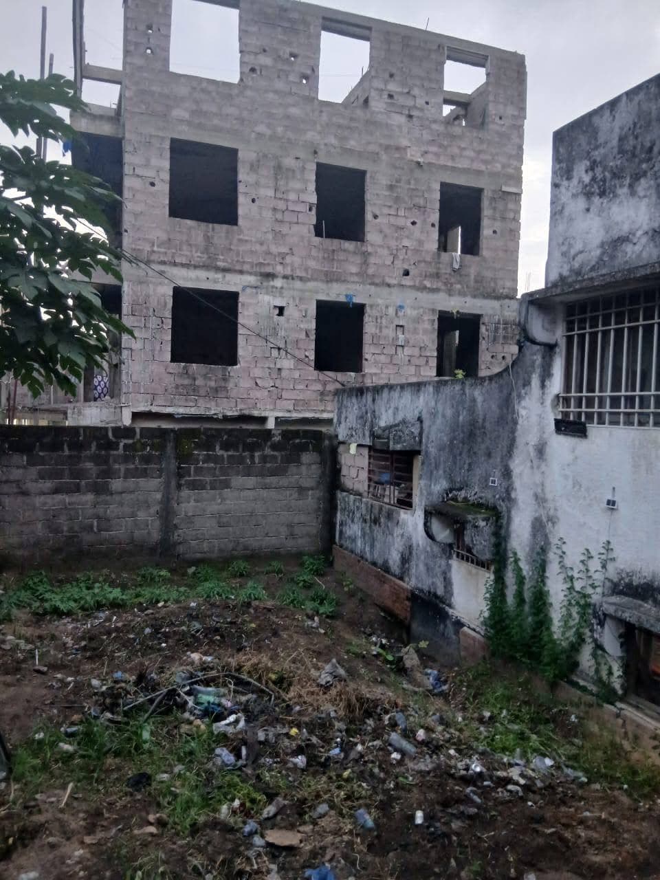 Terrain vide clôturé avec portail à Ngaliema - Image 2