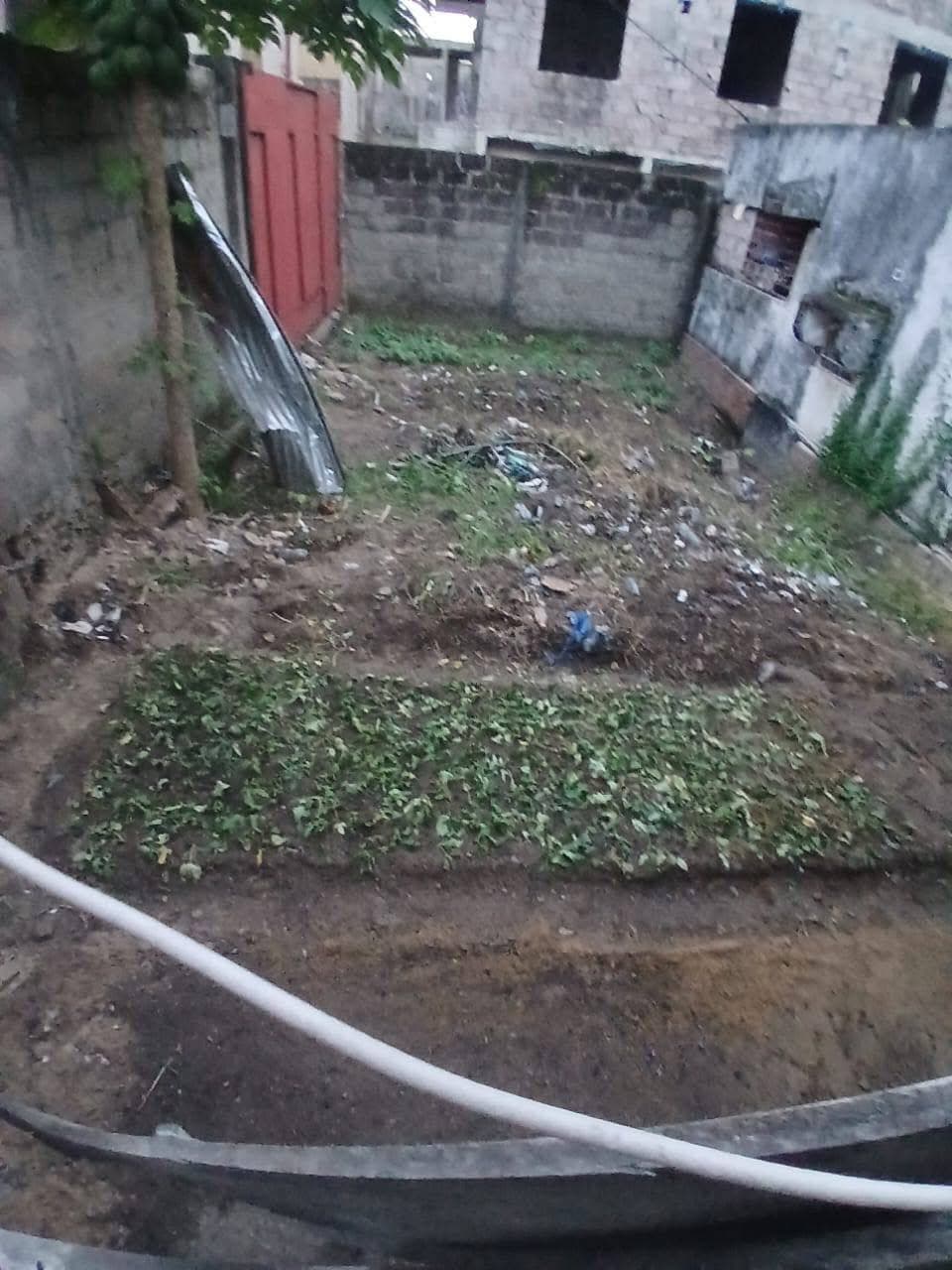 Terrain vide clôturé avec portail à Ngaliema - Image 3