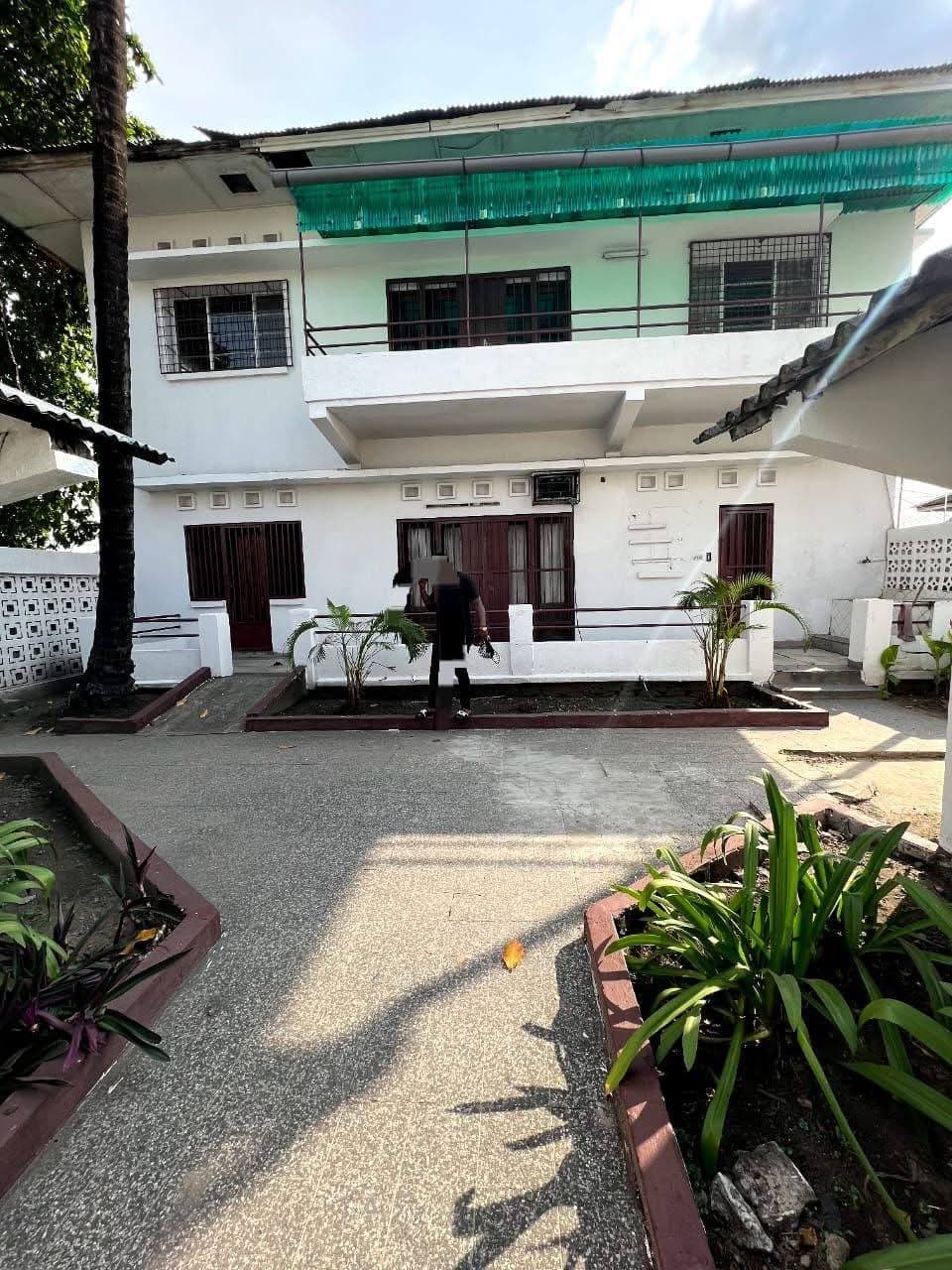 Villa avec immeuble R+1 à Limete - 3 chambres, parking - Image 2