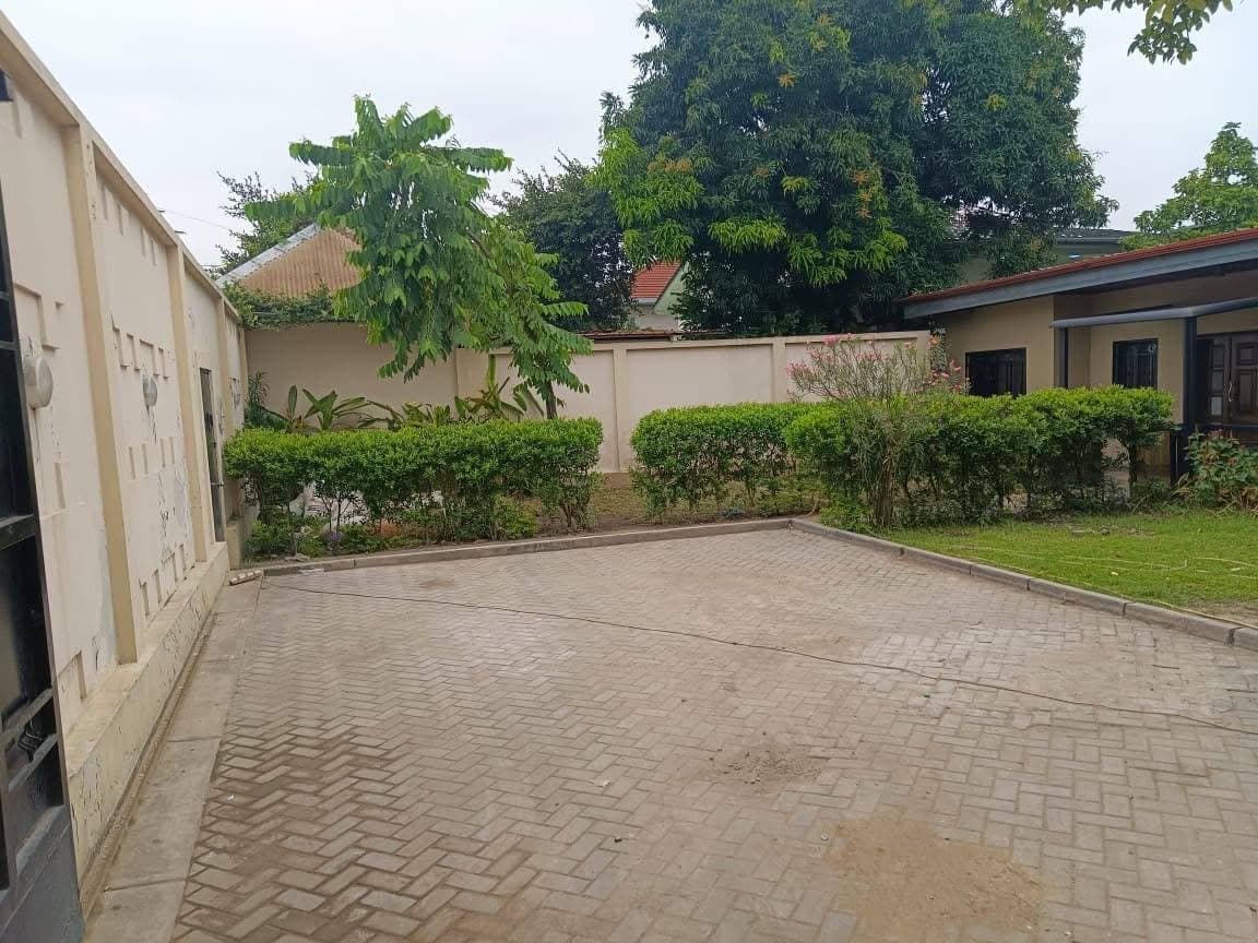 Villa spacieuse en location au centre-ville de Gombe - Image 2