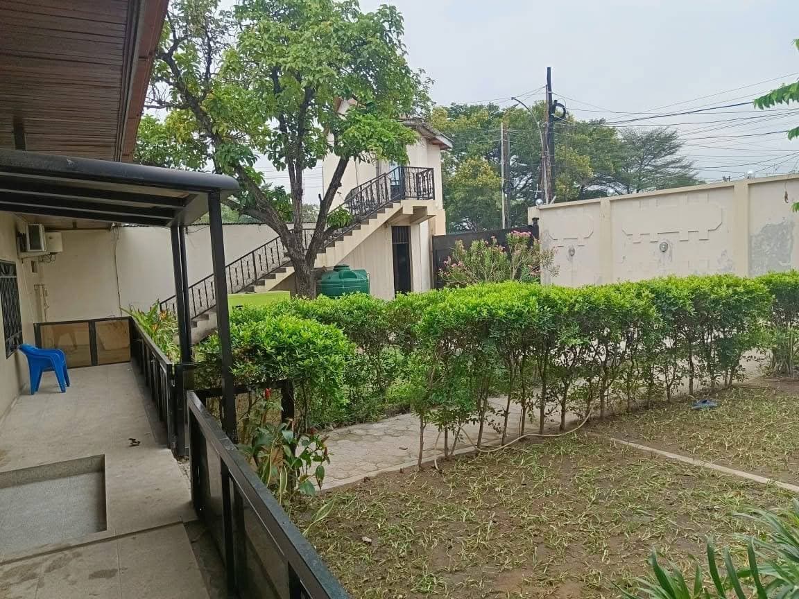 Villa spacieuse en location au centre-ville de Gombe - Image 3