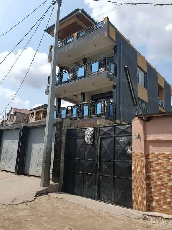 Immeuble de 3 niveaux à revenus locatifs - Lemba-Foire, Kinshasa