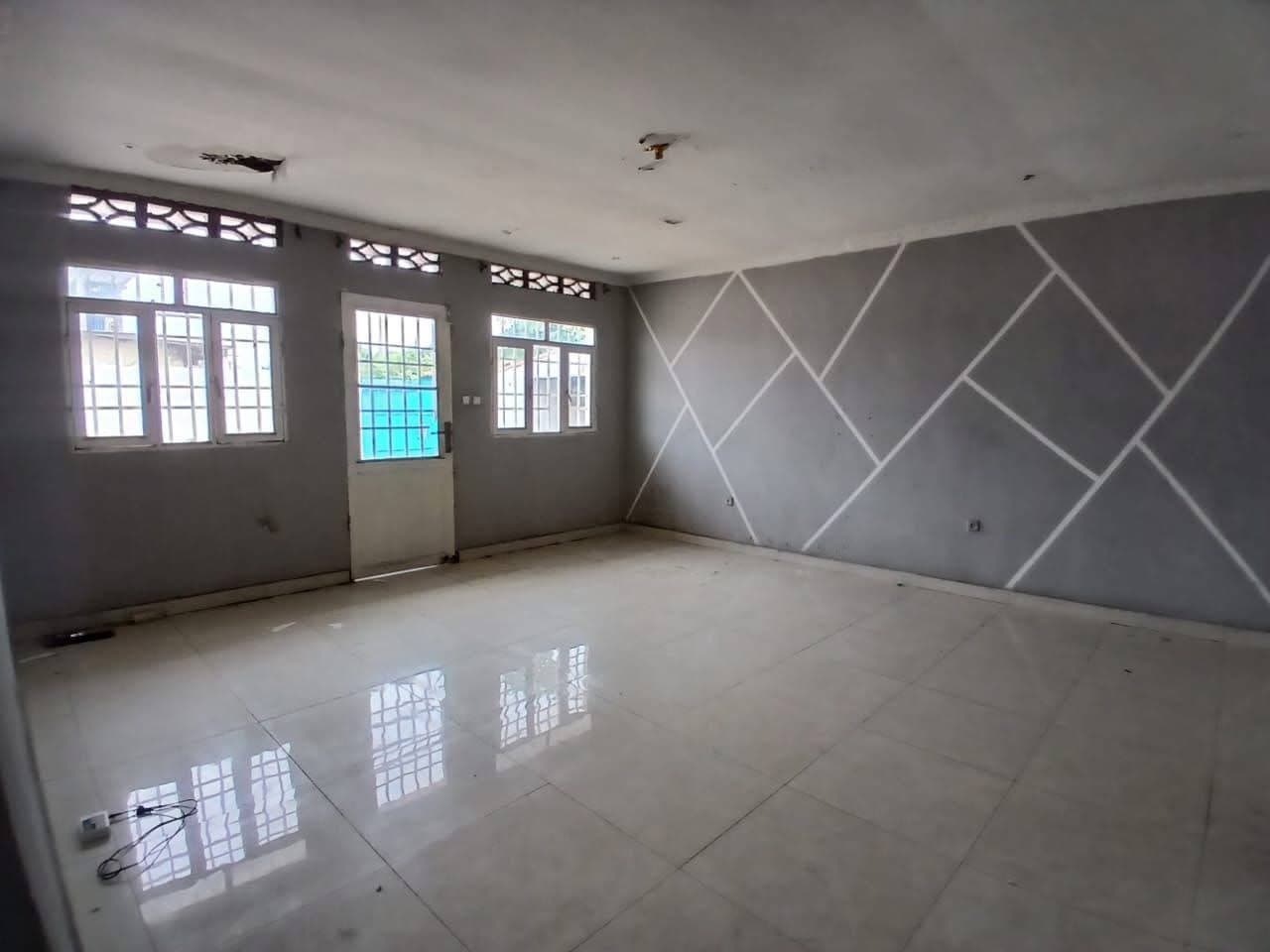 Maison moderne à Pompage avec 3 chambres et grands parkings